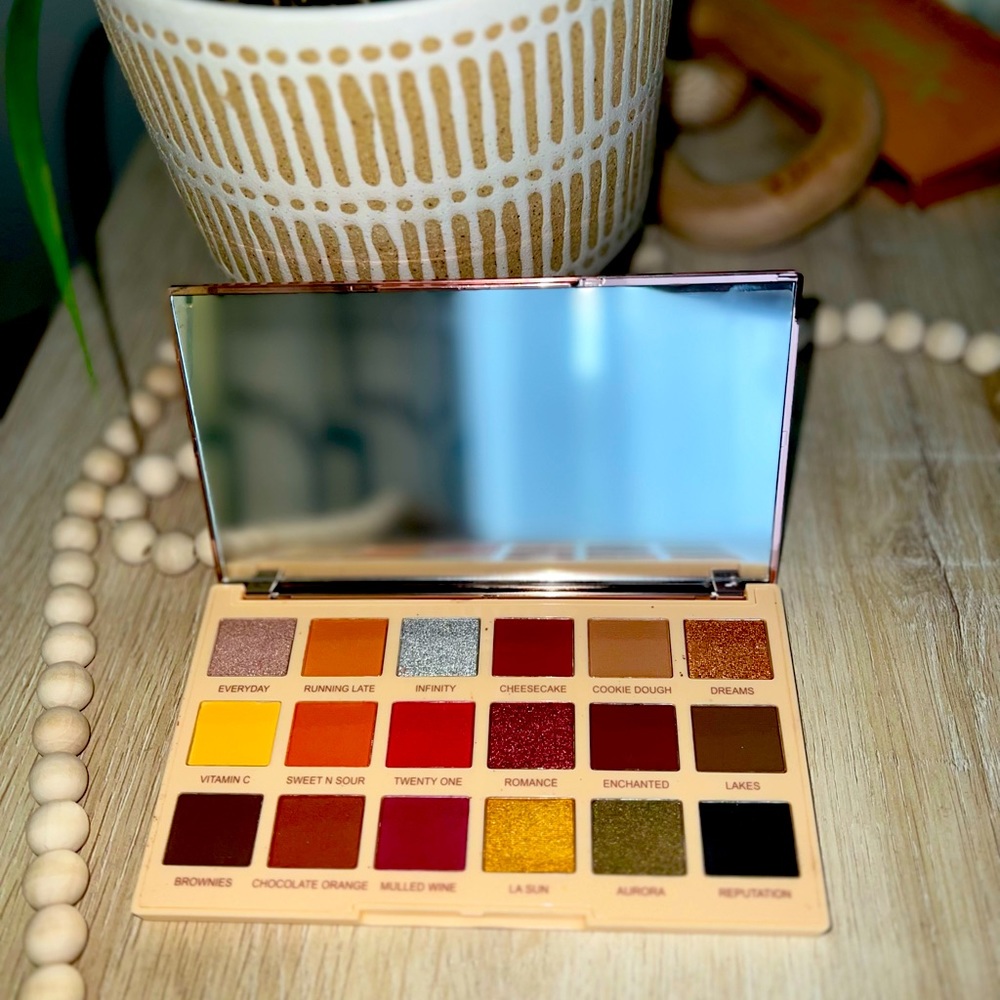 Makeup Revolution London Soph X 18 Ultra Professional Pigments Eyeshadows